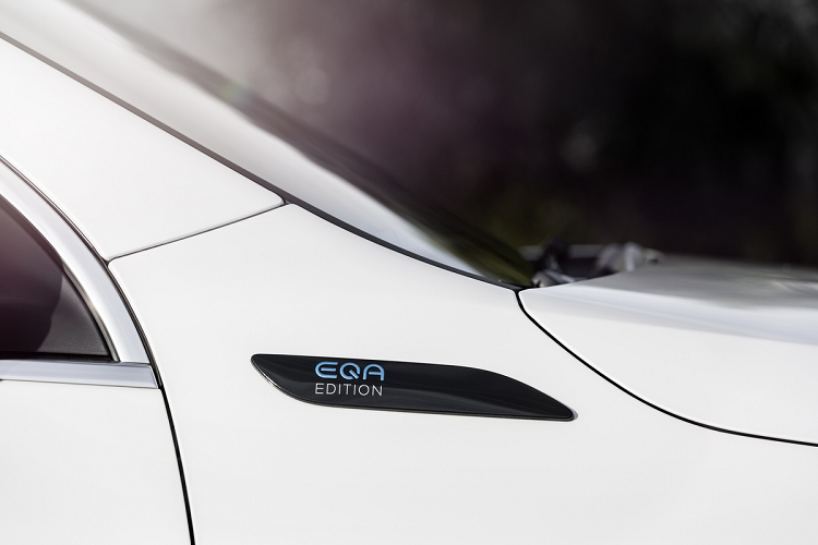 EQA 250 đi kèm với bộ sạc 11 kW và có khả năng sạc nhanh 100 kW tại các trạm sạc nhanh DC. Mercedes-Benz cho biết xe có khả năng sạc 10-80% trong 30 phút tại trạm sạc nhanh. Quãng đường di chuyển tối đa của EQA 250 khi được sạc đầy là 426 km.