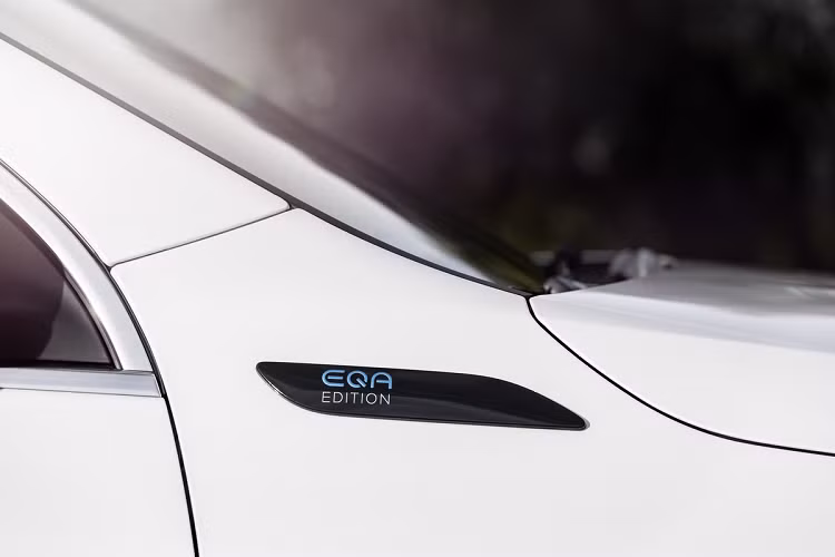 EQA 250 đi kèm với bộ sạc 11 kW và có khả năng sạc nhanh 100 kW tại các trạm sạc nhanh DC. Mercedes-Benz cho biết xe có khả năng sạc 10-80% trong 30 phút tại trạm sạc nhanh. Quãng đường di chuyển tối đa của EQA 250 khi được sạc đầy là 426 km.