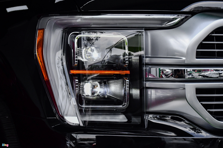 F-150 Limited được Ford trang bị hệ thống đèn chiếu sáng LED thông minh, có chức năng bật/tắt tự động và tự điều chỉnh tầm chiếu khi vận hành. Đi cùng với đó là dải đèn định vị LED gấp khúc và đèn gầm phía trước dạng LED.