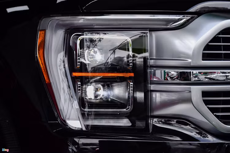 F-150 Limited được Ford trang bị hệ thống đèn chiếu sáng LED thông minh, có chức năng bật/tắt tự động và tự điều chỉnh tầm chiếu khi vận hành. Đi cùng với đó là dải đèn định vị LED gấp khúc và đèn gầm phía trước dạng LED.