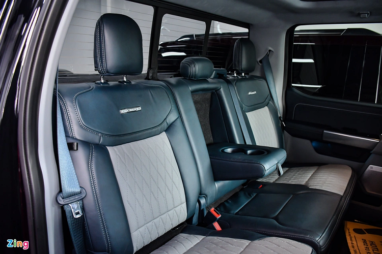 Dưới nắp ca-pô là động cơ xăng tăng áp EcoBoost V6 3.5L, cho công suất tối đa 400 mã lực cùng mô-men xoắn cực đại 678 Nm. Ngoài ra, khách hàng tại Mỹ còn có tùy chọn động cơ hybrid với thông số 430 mã lực và 773 Nm. Trong khi đó, các model RAM 1500 bán tại Việt Nam sử dụng động cơ hút khí tự nhiên V8 5.7L với công suất 395 mã lực và mô-men xoắn 556 Nm.