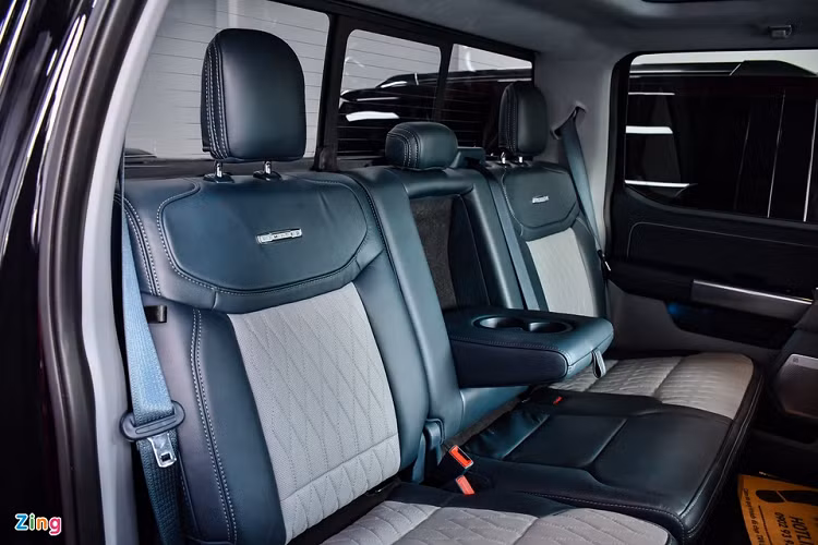 Dưới nắp ca-pô là động cơ xăng tăng áp EcoBoost V6 3.5L, cho công suất tối đa 400 mã lực cùng mô-men xoắn cực đại 678 Nm. Ngoài ra, khách hàng tại Mỹ còn có tùy chọn động cơ hybrid với thông số 430 mã lực và 773 Nm. Trong khi đó, các model RAM 1500 bán tại Việt Nam sử dụng động cơ hút khí tự nhiên V8 5.7L với công suất 395 mã lực và mô-men xoắn 556 Nm.