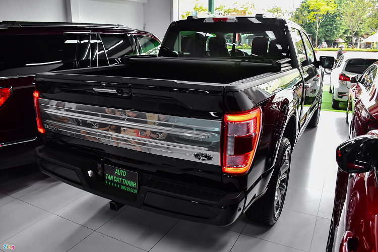 Tại Mỹ, Limited là model cao cấp nhất của F-150 với giá khởi điểm 73.000 USD, đắt hơn cả bản Raptor (từ 64.145 USD). Biến thể Ford F-150 Limited có cấu hình cabin SuperCrew rộng rãi nhất và phần thùng hàng kích thước tiêu chuẩn dài gần 1,7 m.