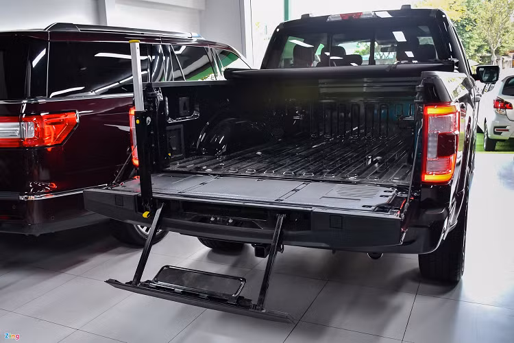 Nắp thùng hàng có chức năng đóng/mở điện, đi kèm trang bị bậc thang và thanh kim loại hỗ trợ cho việc bước lên xuống thuận tiện hơn.