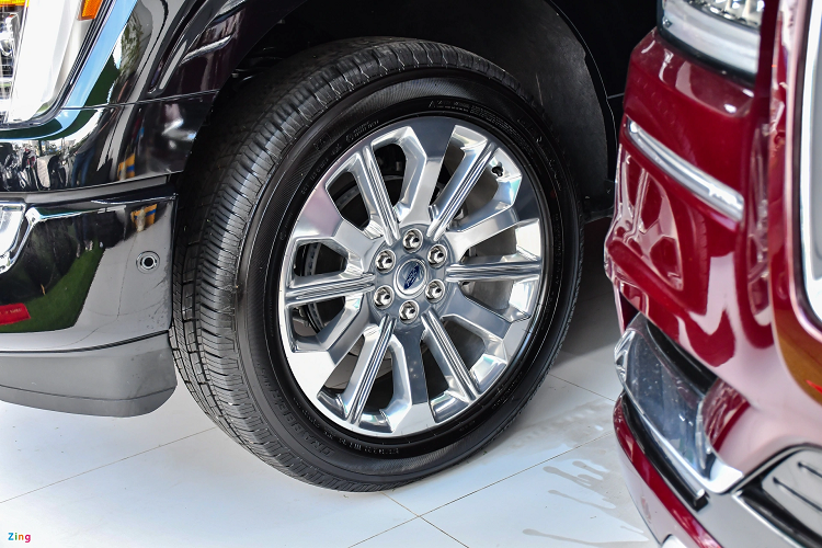 Mâm xe hợp kim có kích thước 22 inch và được thiết kế đan xen giữa các chấu lớn, nhỏ. Bộ lốp nguyên bản là loại đa năng AT và cỡ 275/45 R22.