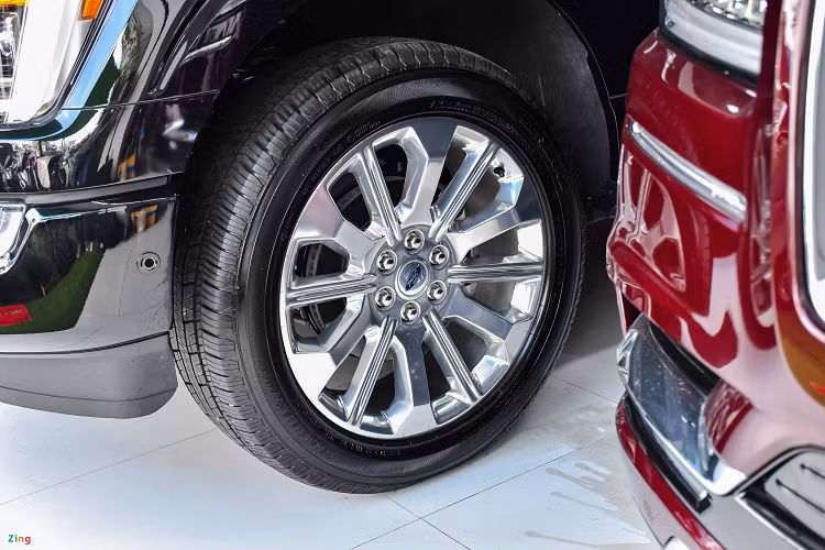 Mâm xe hợp kim có kích thước 22 inch và được thiết kế đan xen giữa các chấu lớn, nhỏ. Bộ lốp nguyên bản là loại đa năng AT và cỡ 275/45 R22.