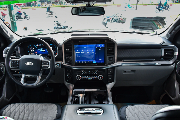 Cabin Ford F-150 2022 được thiết kế hiện đại và nam tính. Bảng tablo bao gồm nhiều khu vực tách biệt được tạo hình vuông vức, kết hợp cùng đó là vật liệu da và kim loại trang trí. Tất cả ghế ngồi được bọc da phối 2 màu và có thêu dòng chữ Limited trên tựa lưng. Hàng ghế trước trang bị chức năng chỉnh điện, sưởi và làm mát, riêng ghế lái có nhớ 3 vị trí.