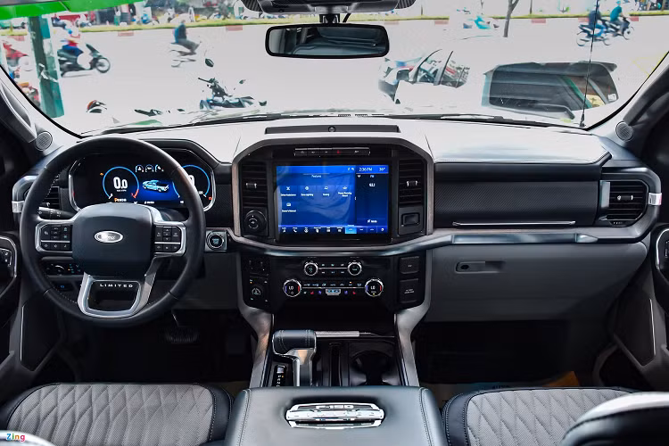 Cabin Ford F-150 2022 được thiết kế hiện đại và nam tính. Bảng tablo bao gồm nhiều khu vực tách biệt được tạo hình vuông vức, kết hợp cùng đó là vật liệu da và kim loại trang trí. Tất cả ghế ngồi được bọc da phối 2 màu và có thêu dòng chữ Limited trên tựa lưng. Hàng ghế trước trang bị chức năng chỉnh điện, sưởi và làm mát, riêng ghế lái có nhớ 3 vị trí.