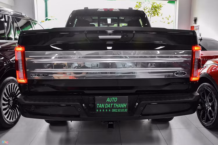 Ở đời xe mới, Ford F-150 vẫn duy trì kiểu dáng mạnh mẽ và hầm hố đặc trưng với những đường nét cứng cáp, vuông vức. Với phiên bản Limited, xe được bổ sung loạt chi tiết crôm ở ngoại thất cho cảm giác sang trọng như viền lưới tản nhiệt, ốp cản trước, tay nắm cửa, trang trí nắp thùng hàng...