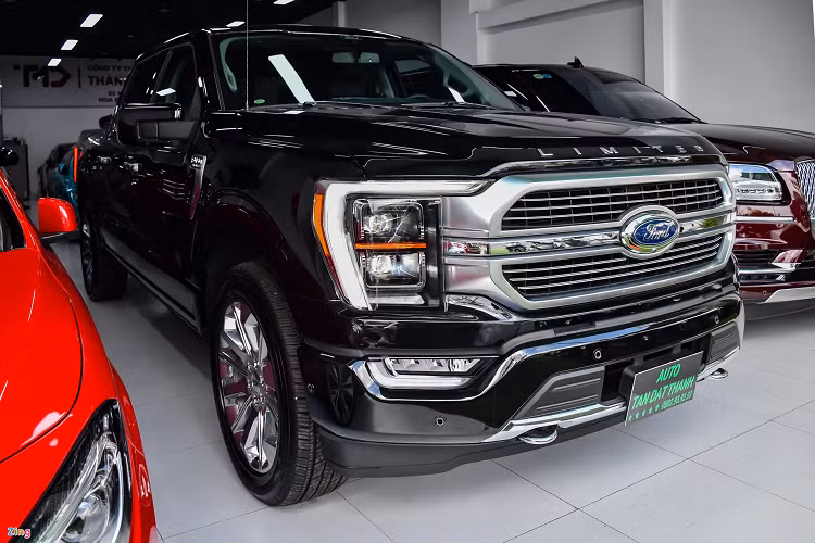 Xe được một đại lý ôtô trên đường Phạm Văn Đồng ở TP Thủ Đức chào bán với giá 5,2 tỷ đồng. Tại Việt Nam, mẫu xe bán tải Ford F-150 là đối thủ cạnh tranh của RAM 1500 đang được phân phối chính hãng với giá 5,388-5,688 tỷ đồng.