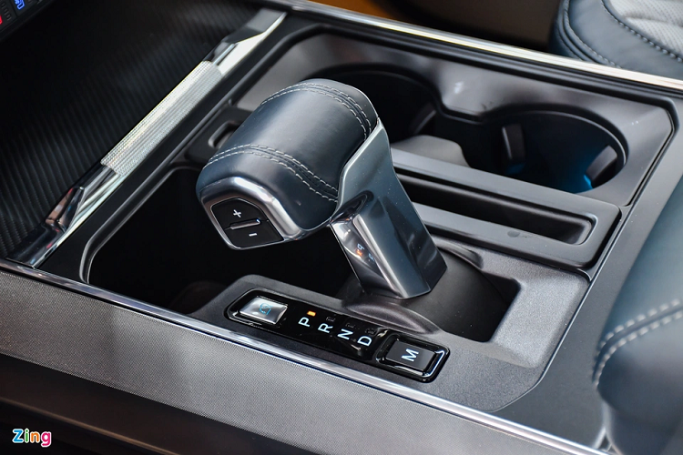 Những công nghệ an toàn nổi bật của Ford F-150 2022 bản cao cấp bao gồm hệ thống camera 360 độ, kiểm soát hành trình thích ứng, hỗ trợ giữ làn, cảnh báo điểm mù, hỗ trợ đỗ xe tự động, cảnh báo phương tiện cắt ngang phía sau..