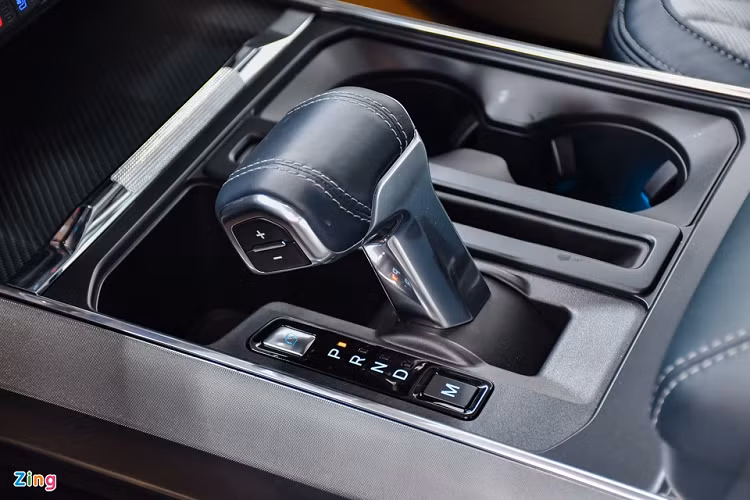 Những công nghệ an toàn nổi bật của Ford F-150 2022 bản cao cấp bao gồm hệ thống camera 360 độ, kiểm soát hành trình thích ứng, hỗ trợ giữ làn, cảnh báo điểm mù, hỗ trợ đỗ xe tự động, cảnh báo phương tiện cắt ngang phía sau..