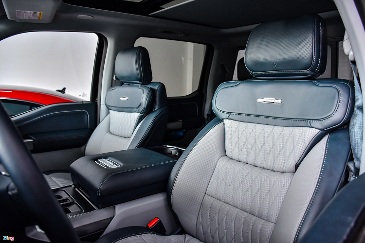 Không gian hàng ghế sau rộng rãi, đủ cho 3 người lớn sử dụng nhưng không có khả năng tùy chỉnh độ nghiêng tựa lưng như RAM 1500. Hệ thống thông tin giải trí trên F-150 mới là SYNC4, đi cùng màn hình cảm ứng 12 inch và dàn âm thanh B&amp;O. Danh sách trang bị tiện nghi của Ford F-150 Limited gồm màn hình tốc độ kỹ thuật số 12 inch, sưởi tay lái, điều hòa tự động 2 vùng, sạc điện thoại không dây, hàng ghế sau có sưởi, cổng sạc và nguồn điện xoay chiều 120 V, cửa sổ trời toàn cảnh chỉnh điện...