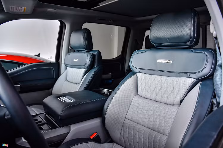 Không gian hàng ghế sau rộng rãi, đủ cho 3 người lớn sử dụng nhưng không có khả năng tùy chỉnh độ nghiêng tựa lưng như RAM 1500. Hệ thống thông tin giải trí trên F-150 mới là SYNC4, đi cùng màn hình cảm ứng 12 inch và dàn âm thanh B&amp;O. Danh sách trang bị tiện nghi của Ford F-150 Limited gồm màn hình tốc độ kỹ thuật số 12 inch, sưởi tay lái, điều hòa tự động 2 vùng, sạc điện thoại không dây, hàng ghế sau có sưởi, cổng sạc và nguồn điện xoay chiều 120 V, cửa sổ trời toàn cảnh chỉnh điện...