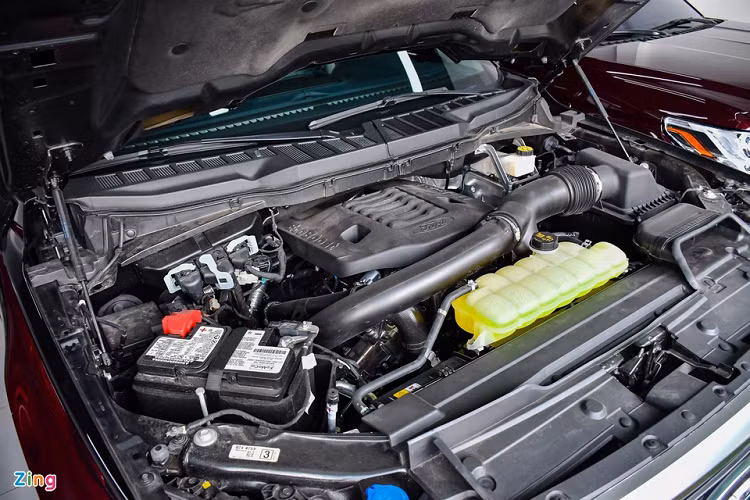 Hộp số tự động 10 cấp là trang bị tiêu chuẩn của Ford F-150, còn hệ dẫn động 4x4 gồm 4 chế độ cài cầu có thể chọn thông qua nút bấm điện tử. Mẫu bán tải Mỹ có hỗ trợ tính năng tùy chỉnh Drive Mode với các chế độ lái và đi địa hình như Normal, ECO, Sport, Tow/Haul, Slippery, Deep Snow/Sand và Mud/Rut.