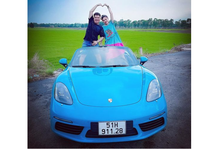 Theo tìm hiểu, lý do khiến anh tậu chiếc Porsche Boxster tặng vợ đơn giản là chỉ vì anh thương vợ và muốn dành một món quà giá trị, có ý nghĩa về cả tính hữu dụng và tinh thần dành cho vợ của mình chứ không nhân một ngày lễ gì hay một ngày kỷ niệm gì đặc biệt.