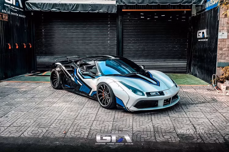 Siêu phẩm Ferrari 488 GTB độ Liberty Walk của đại gia ngành mỹ phẩm, một người chơi xe có tiếng tại TP HCM.