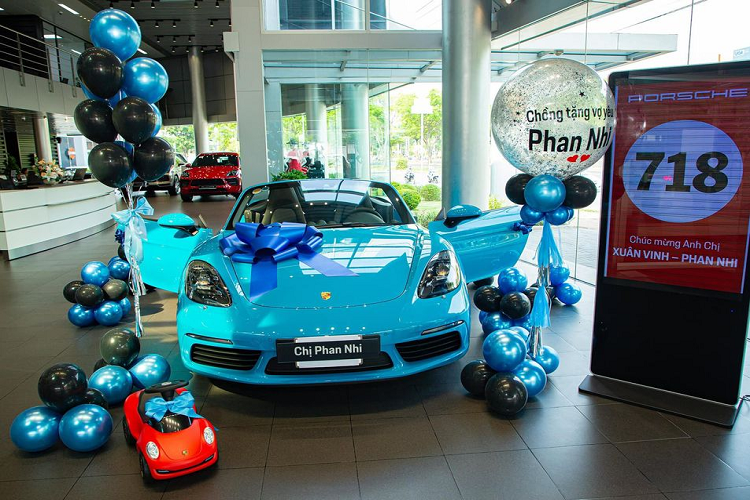 Đối với các tín đồ mê xe trong nước, vị đại gia ngành Mỹ phẩm này đã không còn lạ lẫm gì bởi anh đang sở hữu trong tay hàng loạt "Bom tấn" đình đám. Trong đó, nổi bật là chiếc Ferrari 488 GTB độ Liberty Walk cực hiếm và đắt đỏ hay chiếc coupe gây sốt một thời BMW i8.