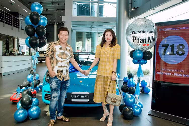 Mới đây, một đại gia ngành mỹ phẩm tại TP HCM, đồng thời cũng là một tay chơi xe có tiếng ở khu vực miền Nam đã gây xôn xao cộng đồng mạng khi tặng cho vợ của anh một chiếc Porsche 718 Boxster đời mới trị giá hơn 6 tỷ đồng.
