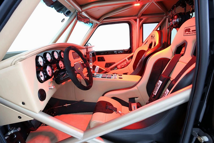 Dưới dáng vẻ táo bạo, chiếc xe có trang bị một bộ thanh chống sốc Fox với lò xo xoắn. Nặng khoảng 2,8 tấn, chiếc bán tải từ RJ Fabrication cung cấp hệ thống treo di chuyển 28 inch (khoảng 70 cm) ở phía sau và 20 inch (khoảng 50 cm) ở phía trước. Để so sánh, Ford F-150 Raptor mới chỉ cung cấp hệ thống treo di chuyển 14 inch (khoảng 35 cm) ở phía trước và 15 inch (khoảng 37,5 cm) ở phía sau.