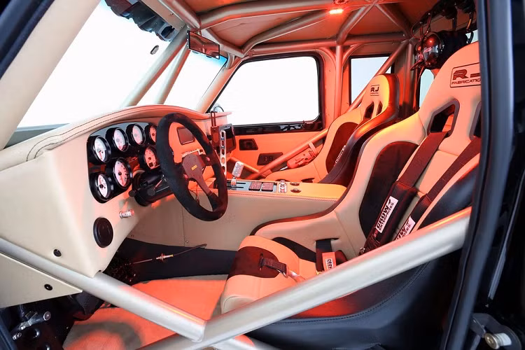 Dưới dáng vẻ táo bạo, chiếc xe có trang bị một bộ thanh chống sốc Fox với lò xo xoắn. Nặng khoảng 2,8 tấn, chiếc bán tải từ RJ Fabrication cung cấp hệ thống treo di chuyển 28 inch (khoảng 70 cm) ở phía sau và 20 inch (khoảng 50 cm) ở phía trước. Để so sánh, Ford F-150 Raptor mới chỉ cung cấp hệ thống treo di chuyển 14 inch (khoảng 35 cm) ở phía trước và 15 inch (khoảng 37,5 cm) ở phía sau.