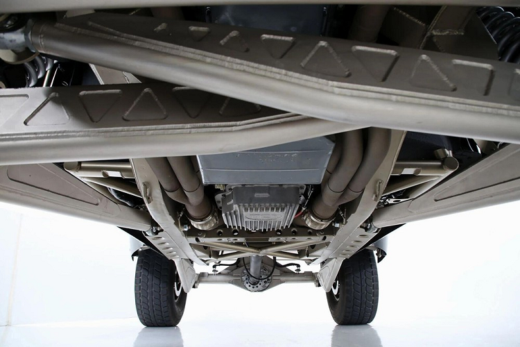 Được đặt tên Ford Ranger Luxury Pre-Runner 2021 mới, những người mê xe Ford có thể nhận ra một vài điểm két nối tới những chiếc Raptor của thương hiệu từ phía trước, nhưng từ các góc độ khác, khó ai có thể nhận biết đây từng là một chiếc Ranger. Chiếc xe có lắp đặt một bộ lốp BF Goodrich cỡ 39 inch khổng lồ và có một ống xả bên sườn, nhưng đó mới chỉ là bề nổi mà thôi.