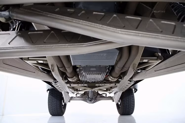 Được đặt tên Ford Ranger Luxury Pre-Runner 2021 mới, những người mê xe Ford có thể nhận ra một vài điểm két nối tới những chiếc Raptor của thương hiệu từ phía trước, nhưng từ các góc độ khác, khó ai có thể nhận biết đây từng là một chiếc Ranger. Chiếc xe có lắp đặt một bộ lốp BF Goodrich cỡ 39 inch khổng lồ và có một ống xả bên sườn, nhưng đó mới chỉ là bề nổi mà thôi.