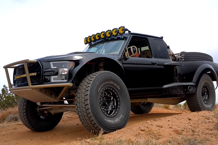 Ngoại thất cứng cấp giúp che giấu một cabin sang trọng đến bất ngờ. Được hoàn thiện bằng chất liệu da rám nắng, phía trước có hai ghế kiểu xe đua giúp giữ chặt bạn khi bạn bay trên cồn cát ở tốc độ đáng sợ.