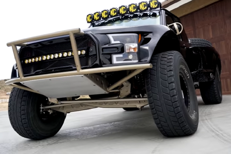 Với tât cả những gì kể trên, ta có thể đoán rằng mức giá xe Ford Ranger Luxury Pre-Runner có giá không hề rẻ. RJ Fabrication cho biết chi phí chế tạo xe là 350.000 USD (khoảng 8 tỷ đồng), gấp gần 6 lần giá của một chiếc F-150 Raptor mới.