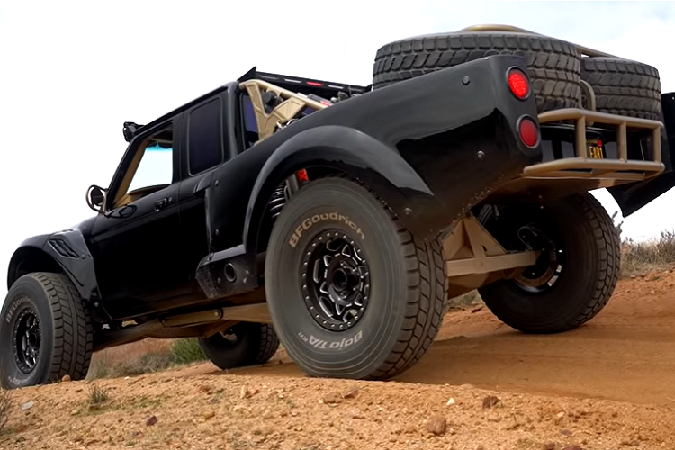 Đội ngũ sản xuất cũng lắp đặt một khung chống lật và hoàn thiện nó với màu sắc phù hợp - khung này yêu cầu nóc phải được cắt ra và rồi hàn lại sau.