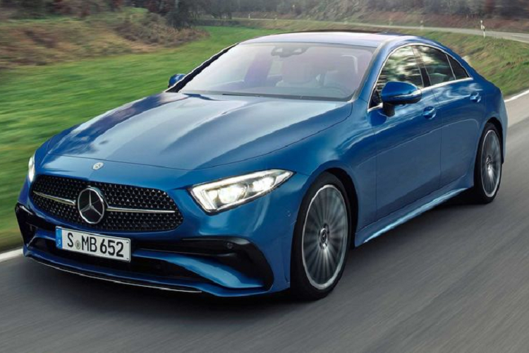 Ở phía sau, Mercedes-Benz CLS thế hệ mới được trang bị hệ thống ống xả hình thang với các đầu ống mạ crôm và bộ khuếch tán giả có tác dụng làm tăng thêm tính thẩm mỹ cho chiếc sedan thể thao.