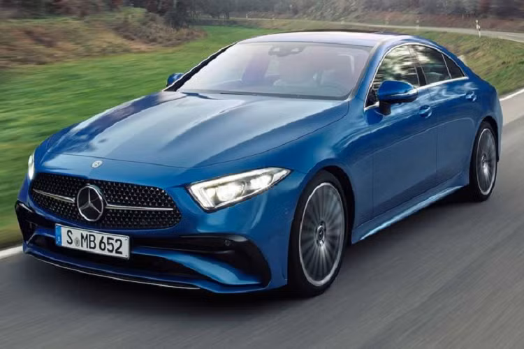 Ở phía sau, Mercedes-Benz CLS thế hệ mới được trang bị hệ thống ống xả hình thang với các đầu ống mạ crôm và bộ khuếch tán giả có tác dụng làm tăng thêm tính thẩm mỹ cho chiếc sedan thể thao.