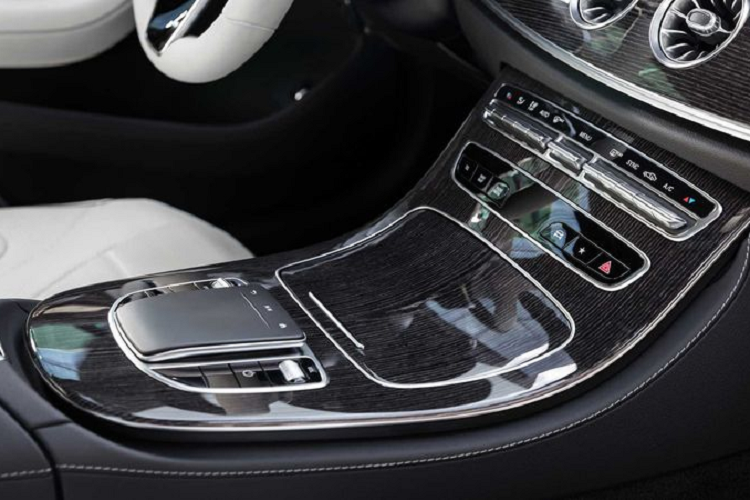 Tạm thời, CLS 2022 tại Mỹ sẽ chỉ có bản CLS 450 4Matic, xe được trang bị động cơ tăng áp 3.0L 6 xi-lanh thẳng hàng sản sinh công suất 362 mã lực và mô-men xoắn cực đại 500 Nm, kết hợp với hệ thống hybrid nhẹ cho thêm 21 mã lực và 250 Nm. Sức mạnh được gửi đến cả bốn bánh xe thông qua hộp số tự động 9 cấp. Hiện giá bán và thời gian chính thức có mặt tại đại lý của dòng xe CLS ở mốt số thị trường vẫn chưa được công bố.