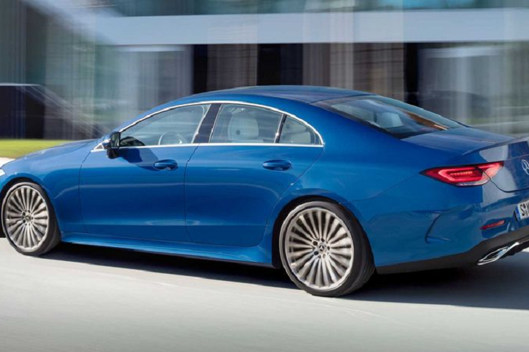 Bên cạnh đó, cản trước của xe sang Mercedes-Benz CLS 2022 cũng được thiết kế lại với các khe gió bên bên dưới thanh thoát hơn, bộ chia gió trước đã được mạ crôm sáng bóng và lưới tản nhiệt nổi bật hơn nhờ logo Mercedes-Benz ba chiều với mặt kính crôm ở chính giữa.