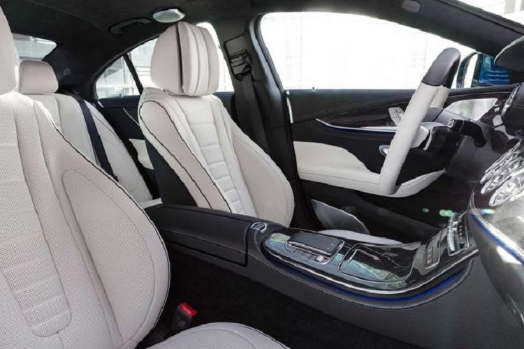 Khách hàng có thể yêu cầu thêm các chi tiết trang trí cho cabin với ốp gỗ óc chó màu nâu Open Pore Brown và ốp gỗ màu xám độ bóng cao. Hai tông màu xám Neva Grey / Magma Grey và nâu đen Sienna Brown / Black là những lựa chọn bọc da mới cho CLS 2022.