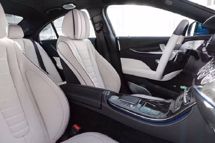 Khách hàng có thể yêu cầu thêm các chi tiết trang trí cho cabin với ốp gỗ óc chó màu nâu Open Pore Brown và ốp gỗ màu xám độ bóng cao. Hai tông màu xám Neva Grey / Magma Grey và nâu đen Sienna Brown / Black là những lựa chọn bọc da mới cho CLS 2022.