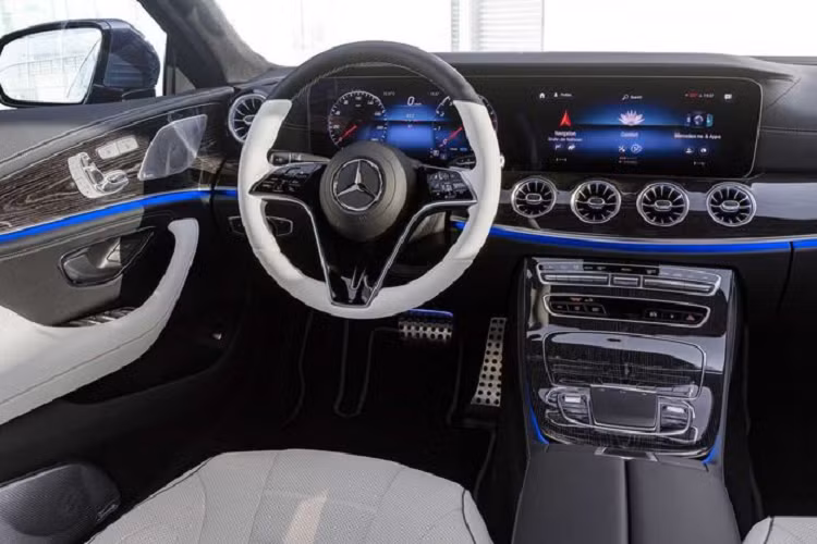 Đối với nội thất, Mercedes-Benz CLS 2022 sở hữu vô lăng tinh chỉnh bọc da có thêm các cảm biến điện dung để điều khiển một số tính năng của xe.