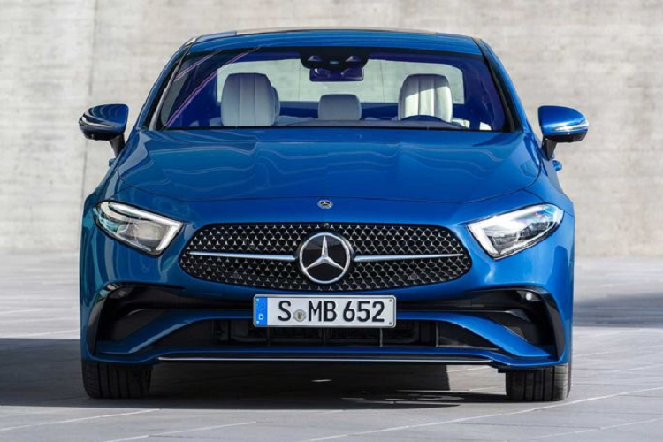 Có thể thấy thanh crôm nối với logo ngôi sao ba cánh trên lưới tản nhiệt đã được gọt giũa để trông mảnh mai hơn. Hai bên là cặp đèn pha LED góc cạnh, màu rõ nét chứ không còn để màu hổ phách như model cũ.