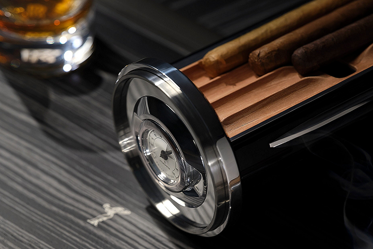 Ở đầu đối diện là một chiếc máy giữ ẩm, bên trong hộp này là chiếc khay đựng xì gà. Bộ phận này được làm bằng Gỗ tuyết tùng Tây Ban Nha và được cài đặt mức độ ẩm phù hợp nhằm đảm bảo những điếu xì gà được bảo quản trong điều kiện tối ưu, tất cả đều được theo dõi chính xác bằng dụng cụ đo độ ẩm đi kèm. Chiếc ẩm kế mang các chi tiết độc đáo, gợi nhớ đến những chiếc kim trên mặt đồng hồ Rolls-Royce huyền thoại.