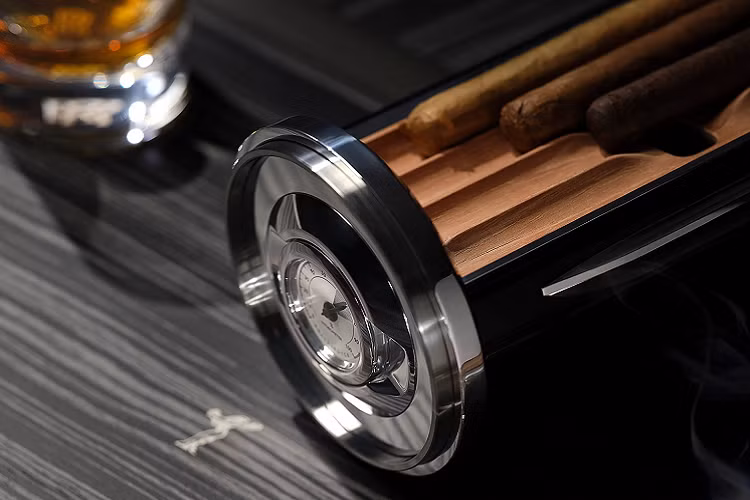 Ở đầu đối diện là một chiếc máy giữ ẩm, bên trong hộp này là chiếc khay đựng xì gà. Bộ phận này được làm bằng Gỗ tuyết tùng Tây Ban Nha và được cài đặt mức độ ẩm phù hợp nhằm đảm bảo những điếu xì gà được bảo quản trong điều kiện tối ưu, tất cả đều được theo dõi chính xác bằng dụng cụ đo độ ẩm đi kèm. Chiếc ẩm kế mang các chi tiết độc đáo, gợi nhớ đến những chiếc kim trên mặt đồng hồ Rolls-Royce huyền thoại.