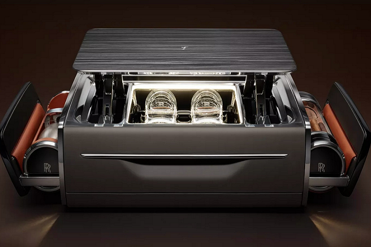 Khi bề mặt tối màu bên ngoài được bật mở, vầng ánh sáng ấm áp toả ra, những điểm nhấn bằng da Armagnac xuất hiện nổi bật dưới tầng ánh sáng dịu nhẹ, khơi gợi bầu không khí như ở một Câu lạc bộ dành cho các vị thượng khách. Một loạt các phụ kiện tuyệt đẹp được hé lộ khi cánh rương mở ra theo chuyển động bật mở những cánh cửa trên chiếc xe Rolls-Royce.