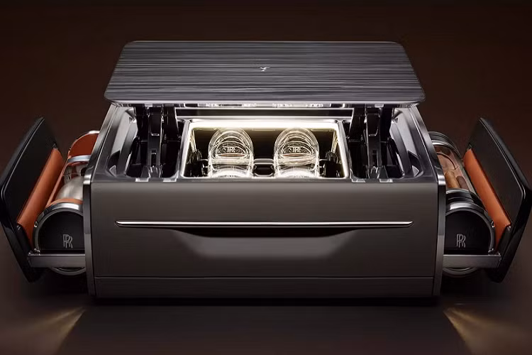 Khi bề mặt tối màu bên ngoài được bật mở, vầng ánh sáng ấm áp toả ra, những điểm nhấn bằng da Armagnac xuất hiện nổi bật dưới tầng ánh sáng dịu nhẹ, khơi gợi bầu không khí như ở một Câu lạc bộ dành cho các vị thượng khách. Một loạt các phụ kiện tuyệt đẹp được hé lộ khi cánh rương mở ra theo chuyển động bật mở những cánh cửa trên chiếc xe Rolls-Royce.