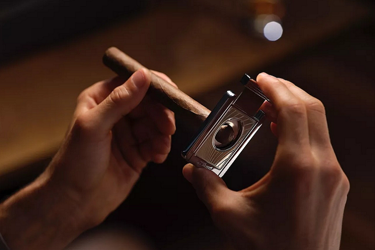 Đồng bộ với chuyển động của những ly rượu này, phần giá đỡ chai rượu với lớp da lót Armagnac lộng lẫy được hé lộ ở một đầu chiếc rương. Chiếc giá đỡ này được tô điểm ký hiệu ‘RR’ và có thể tuỳ chỉnh cho phù hợp với các kích thước chai khác nhau. Đồng thời, chai rượu cũng được giữ cố định bằng từ tính nhờ dây buộc bằng nhôm đánh bóng, đảm bảo có thể lưu trữ an toàn bất kỳ loại đồ uống giải khát ưa thích nào của các khách hàng.