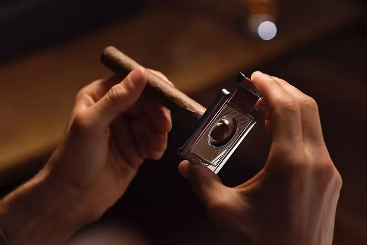 Đồng bộ với chuyển động của những ly rượu này, phần giá đỡ chai rượu với lớp da lót Armagnac lộng lẫy được hé lộ ở một đầu chiếc rương. Chiếc giá đỡ này được tô điểm ký hiệu ‘RR’ và có thể tuỳ chỉnh cho phù hợp với các kích thước chai khác nhau. Đồng thời, chai rượu cũng được giữ cố định bằng từ tính nhờ dây buộc bằng nhôm đánh bóng, đảm bảo có thể lưu trữ an toàn bất kỳ loại đồ uống giải khát ưa thích nào của các khách hàng.