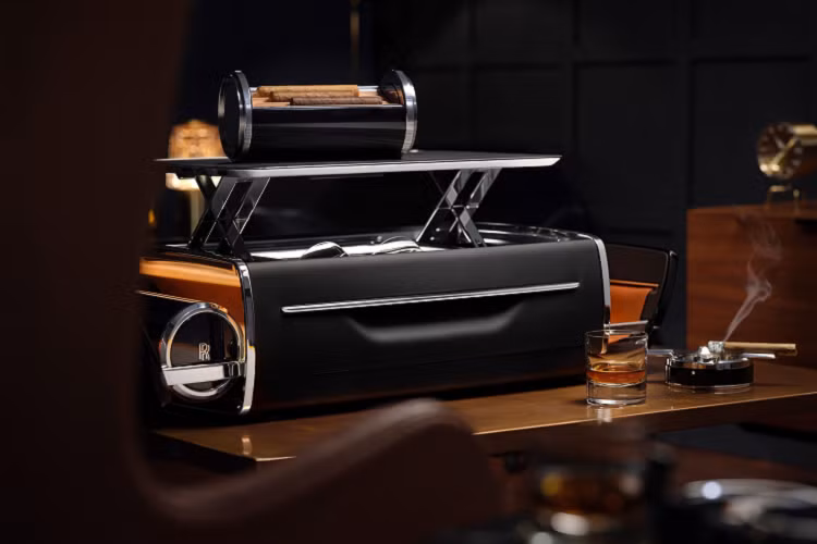 Tiếp nối chuyển động đó là những ly rượu lowball thổi thủ công bày ra trước mắt khách hàng, mỗi chiếc đều được hoàn thiện một cách tinh xảo với ký hiệu chữ lồng ‘RR’. Khi thiết bị mở ra, những chiếc ly này xoay ra ngoài, gợi lên nét đẹp duyên dáng như ở rạp hát.