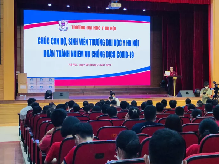 350 can bo, sinh vien Dai hoc Y Ha Noi vao Binh Duong ho tro chong dich Covid-19