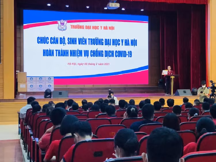 350 can bo, sinh vien Dai hoc Y Ha Noi vao Binh Duong ho tro chong dich Covid-19