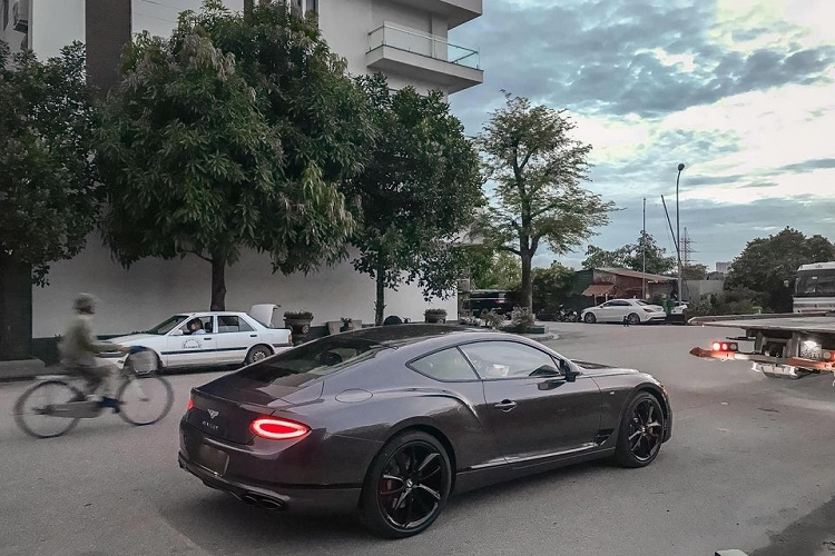 Động cơ trên Mercedes-Maybach GLS 600 của doanh nhân Hải Phòng kết hợp với hộp số tự động 9 cấp 9G-Tronic và hệ dẫn động 4 bánh toàn thời gian 4Matic, nhờ đó, xe tăng tốc từ vị trí xuất phát lên 100 km/h trong thời gian 4,9 giây.