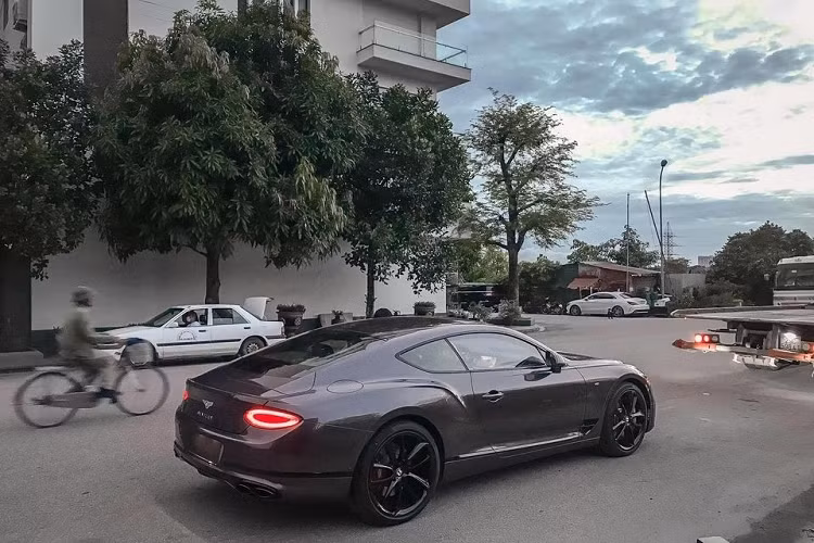 Động cơ trên Mercedes-Maybach GLS 600 của doanh nhân Hải Phòng kết hợp với hộp số tự động 9 cấp 9G-Tronic và hệ dẫn động 4 bánh toàn thời gian 4Matic, nhờ đó, xe tăng tốc từ vị trí xuất phát lên 100 km/h trong thời gian 4,9 giây.