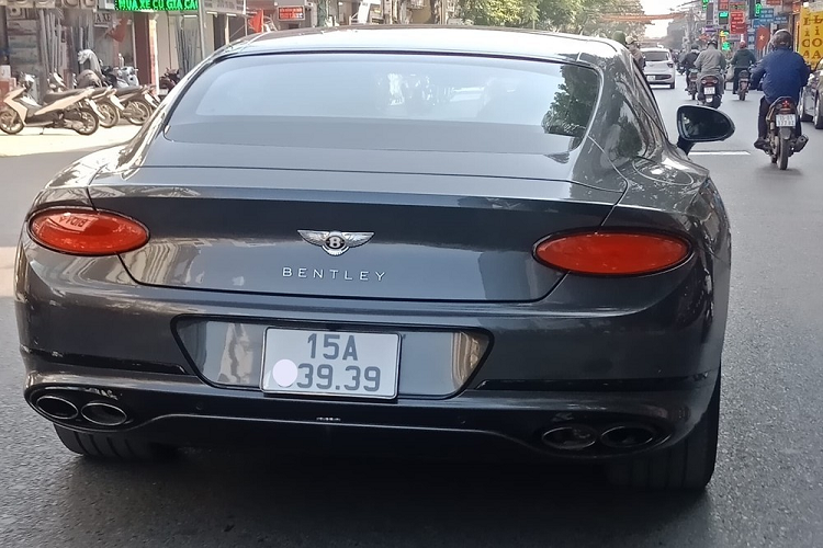 Ngoài thú vui sưu tầm xe, doanh nhân Hải Phòng còn rất chịu chơi và may mắn khi liên tiếp bốc được các biển số đẹp như tứ quý nhưng đẳng cấp nhất vẫn là biển cặp thần tài nhỏ và thần tài lớn 39-79. Không quá lời khi gọi đại gia này là "bàn tay vàng" trong làng bấm biển con số 39 tại Việt Nam.